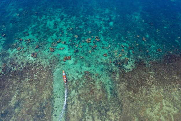 タイ、タオ島の海のロングテールボートの空撮