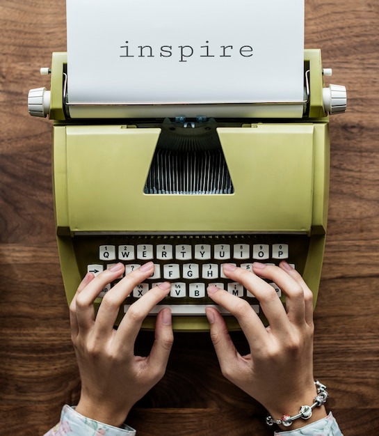Foto gratuita vista aerea di un uomo che scrive su una retro macchina da scrivere