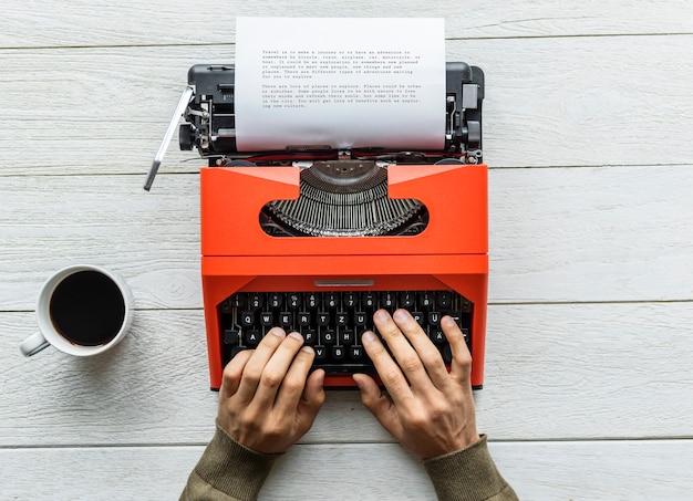 Vista aerea di un uomo che scrive su una retro macchina da scrivere