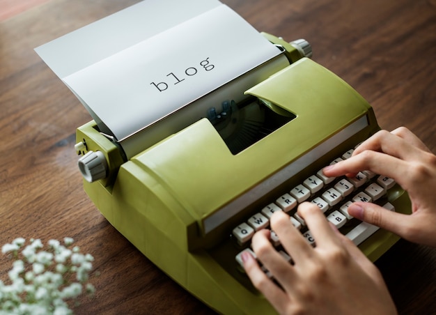Foto gratuita vista aerea di un uomo che digita su una macchina da scrivere retrò