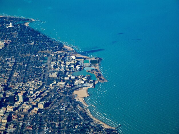 Вид с воздуха на Северо-Западный университет и озеро Мичиган