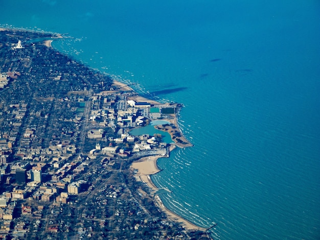 ノースウェスタン大学とミシガン湖の航空写真