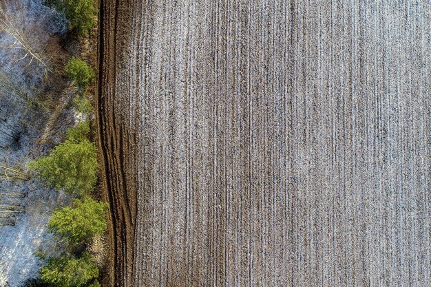 Бесплатное фото Аэрофотоснимок сельскохозяйственного поля с каплями снега в сельской местности