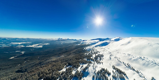 スキー​リゾート​で​の​晴れた​凍る​ような​日​の​山​の​冬​の​風景​の​驚く​べき​魅惑的​な​景色​の​空​撮​。​北​ヨーロッパ​の​国​で​の​休暇​の​概念​。​コピー​スペース