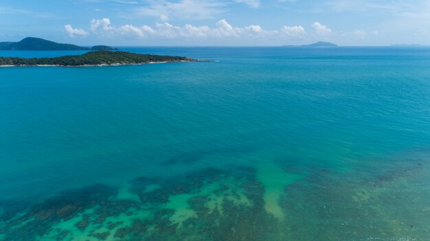 タイ タオ島の海のロングテールボートの空撮 無料の写真