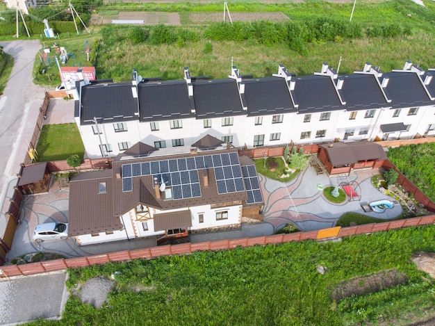 태양열 지붕 청정 에너지가 있는 집의 항공 보기 프리미엄 사진