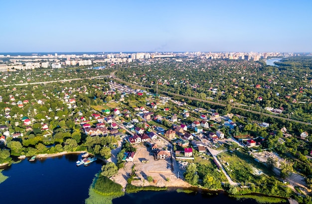 ロシアとの戦争前のウクライナの首都キーウのドニエプル川沿いの家々の航空写真 Premium写真
