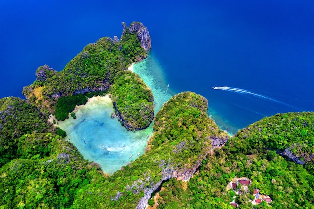 Бесплатное фото Вид с воздуха на остров ко хонг в краби, таиланд.