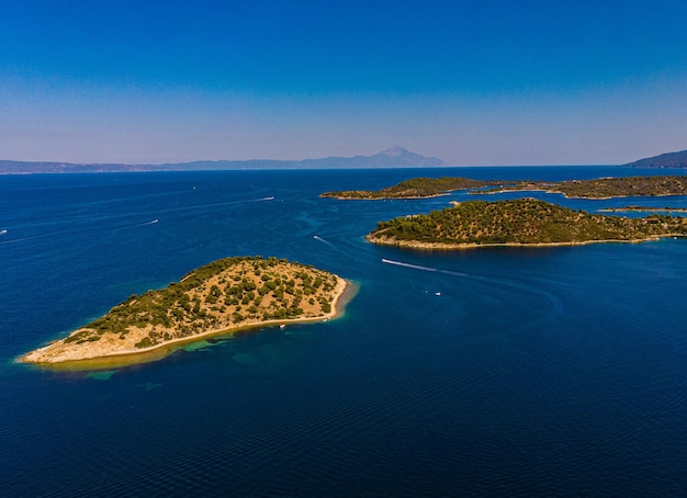 Бесплатное фото Вид с воздуха на землю и море красивого лагониси в греции