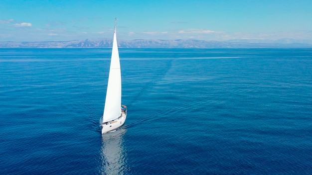 크로아티아의 화창한 날 열린 바다에서 항해하는 호화 요트의 공중 전망
