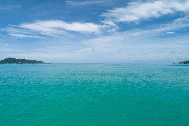 바다 표면의 푸른 하늘 자연 배경의 공중 전망.