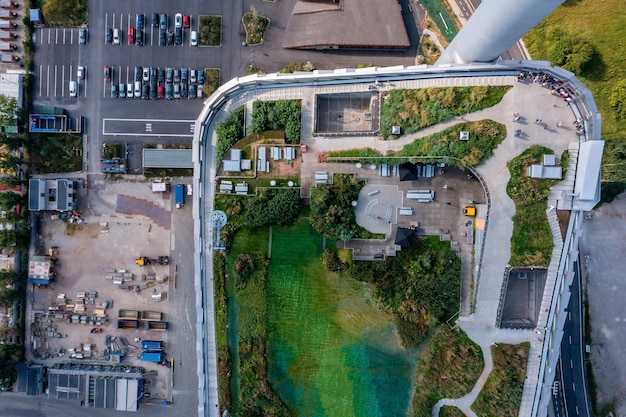 Вид с воздуха на амагер бакке, копенгилскую электростанцию по переработке отходов в копенгаген, дания, с лыжной зоной на крыше.