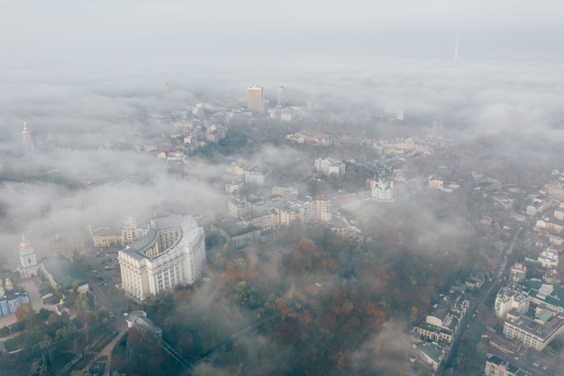 Бесплатное фото Вид с воздуха на город в тумане