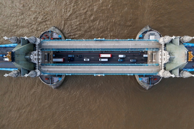 Бесплатное фото Аэрофотоснимок тауэрского моста в лондоне, великобритания