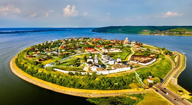 スヴィヤシュスク​の​町​の​島​の​航空​写真​。​ロシア​で