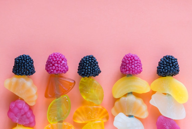 Бесплатное фото Вид с воздуха на различные липкие конфеты