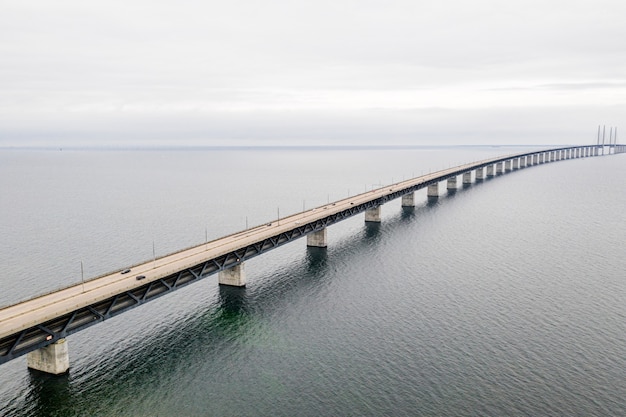 덴마크와 스웨덴, Oresundsbron 사이의 Oresund 다리의 공중보기