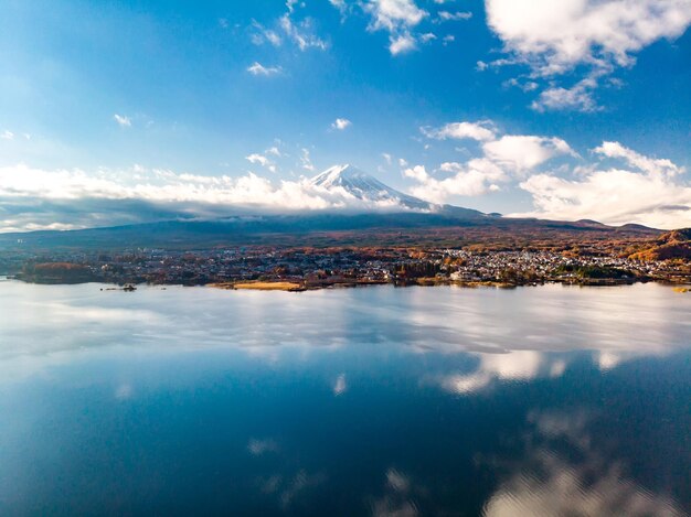 富士​河口湖​と​身延​の​国境​に​ある​河口湖​の​空​撮