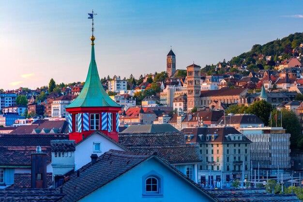 Вид с воздуха на крыши и башни старого города цюриха, крупнейшего города швейцарии на закате.