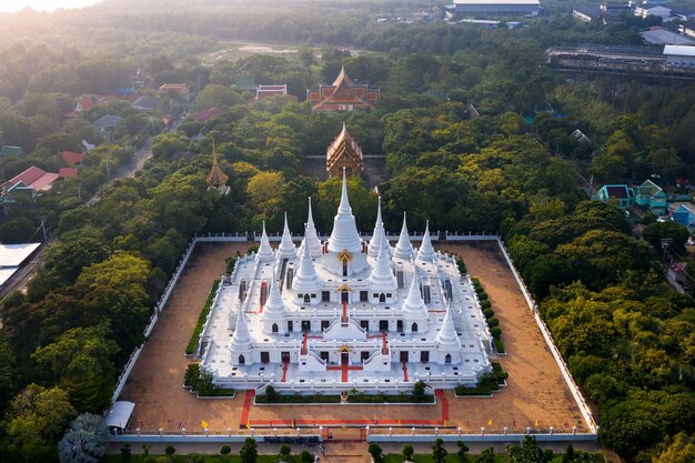 Вид с воздуха на храм пагода ватасокарам в Таиланде