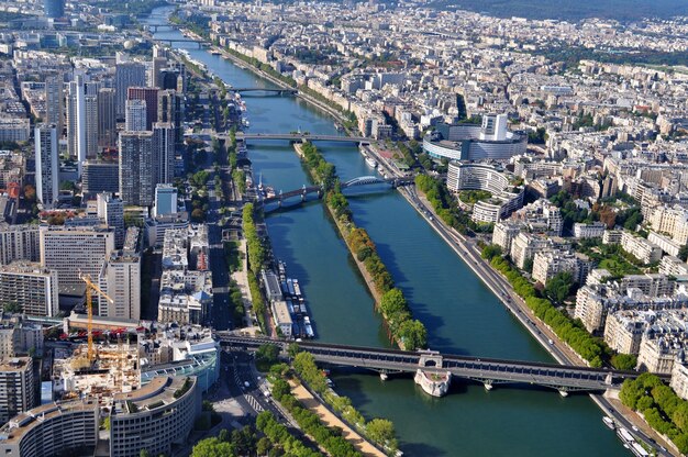 セーヌ川とパリの空撮