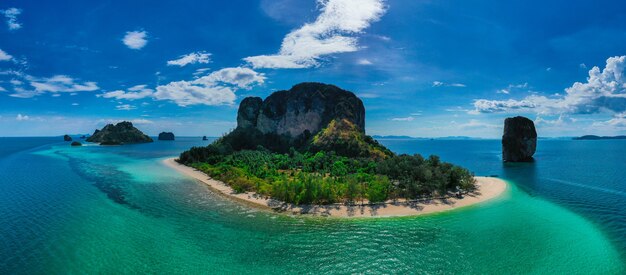 タイ、クラビのポダ島の空撮。