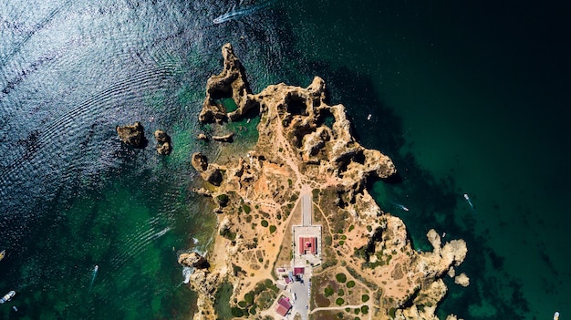 Vista aerea di ponta da piedade di lagos, portogallo. paesaggio di bellezza di aspre scogliere sul mare e acque oceaniche nella regione dell'algarve in portogallo