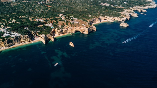Вид с воздуха на побережье Португалии сверху.