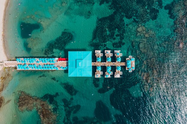 岩と透明な海の水でリゾートのピアスの航空写真