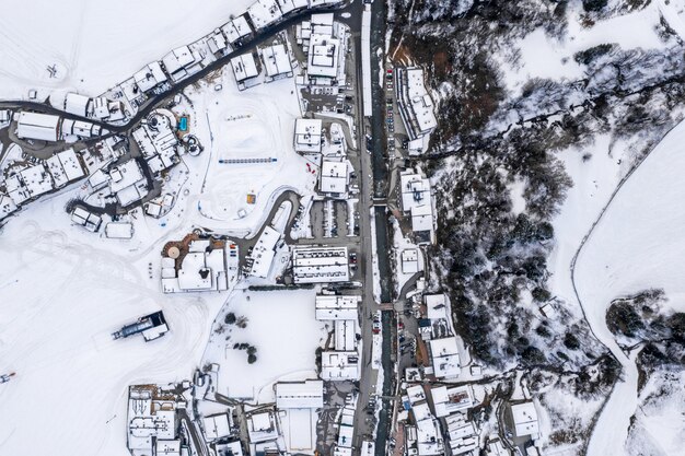 雪山に囲まれたオーストリアのリゾートタウンの空撮