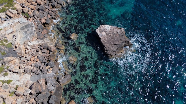 スペイン、マヨルカ島の岩の多い海岸の空撮