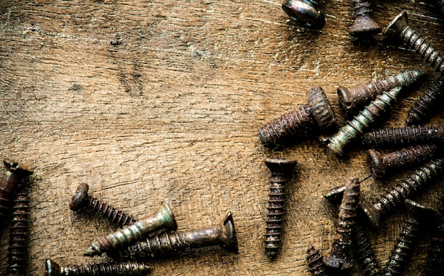 Vista aerea delle viti rustiche sulla macro di legno della plancia