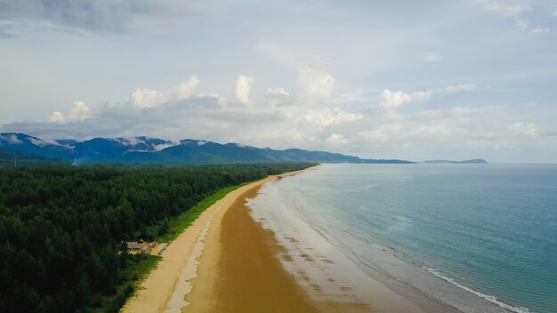 Вид с воздуха на песчаный пляж с туристами, плавающими в красивой чистой морской воде пляжа Сумилонского острова, приземляющегося около Ослоба, Себу, Филиппины. - Увеличьте цвет обработки.