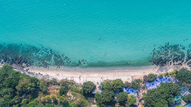 観光客が泳いでいる砂浜の空撮。