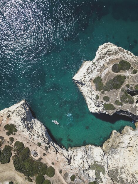 Вид с воздуха на море и скалы