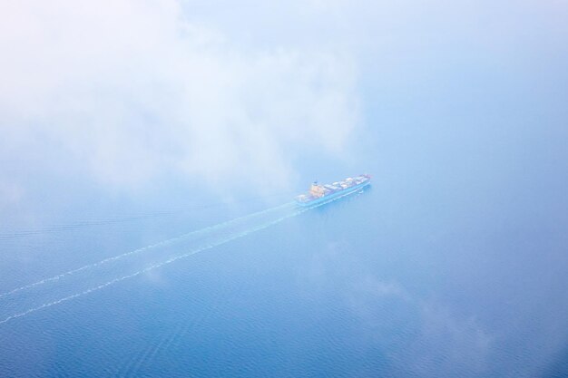 通過する貨物船と海の空撮