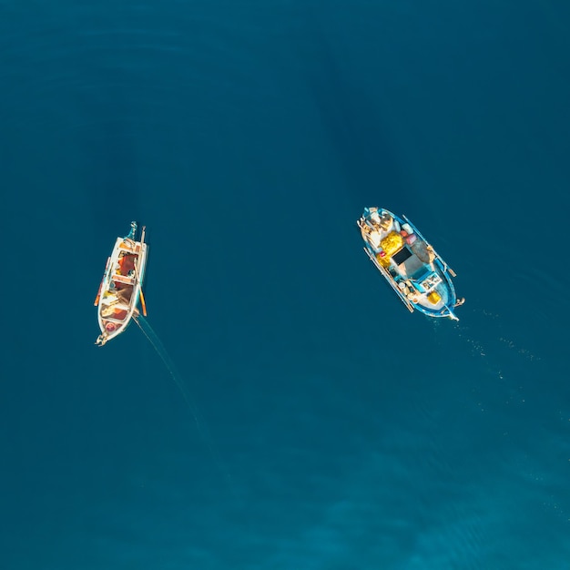 Вид с воздуха на корабли в воде