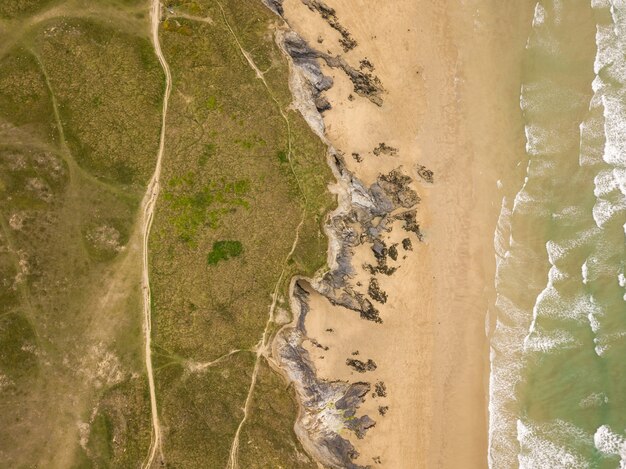 Вид с воздуха на берег океана возле пляжа Ньюки, Корнуолл