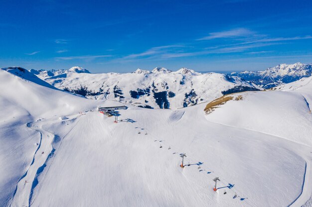 Вид с воздуха на горнолыжный курорт Шамони-Монблан в Альпах
