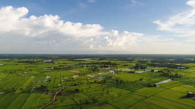 Вид с воздуха на маленькую деревню, загородный пригород.
