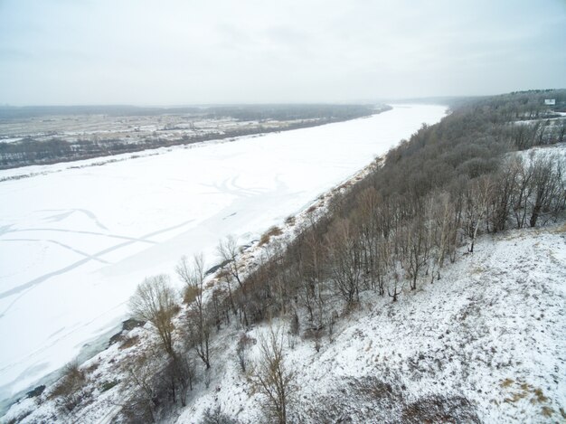 Вид с воздуха на заснеженную сельскую местность