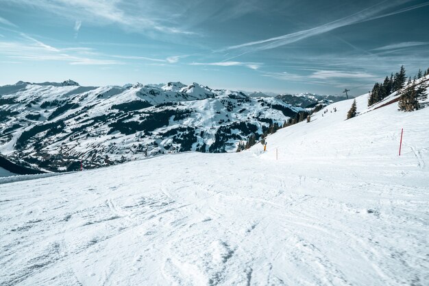 山の頂上からオーストリアの雪山の空撮