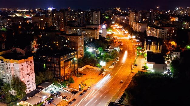 Вид с воздуха на улицу с автомобилями в ночное время