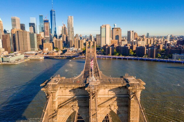 Вид с воздуха на вершину Бруклинского моста и горизонт Нью-Йорка