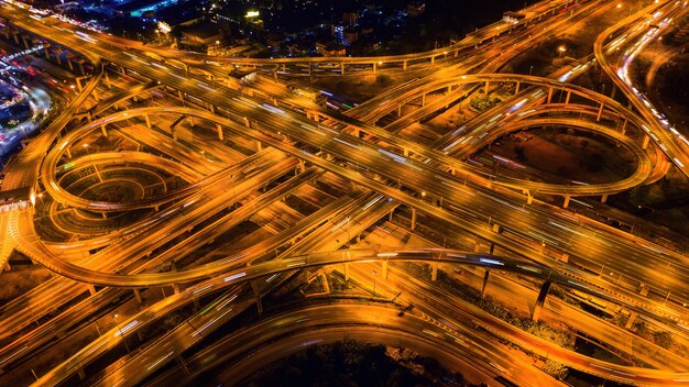 夜の巨大な高速道路の交差点の交通の航空写真。