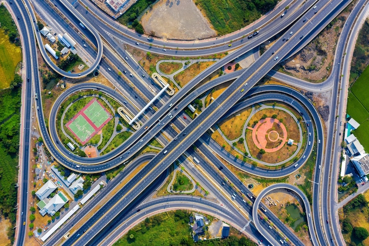 मुफ़्त फोटो aerial view of traffic on massive highway intersection.