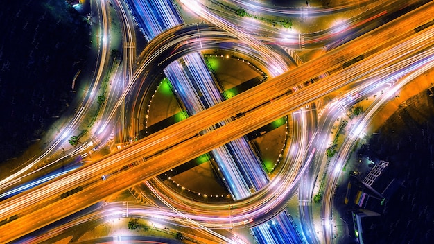 夜のラウンドアバウトと高速道路の交通の航空写真。