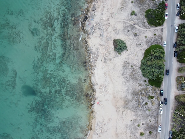 Foto gratuita vista aerea dell'acqua di mare turchese in spiaggia