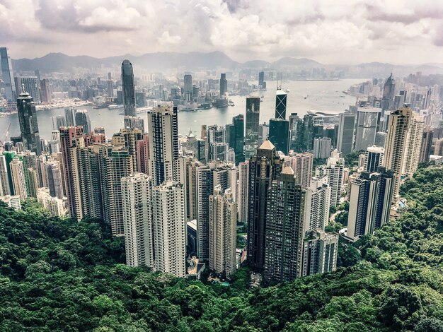 曇り空の下で香港のビクトリアピークの丘の空撮