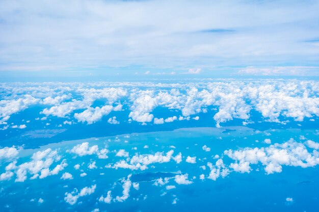 白い雲と青い空の空撮
